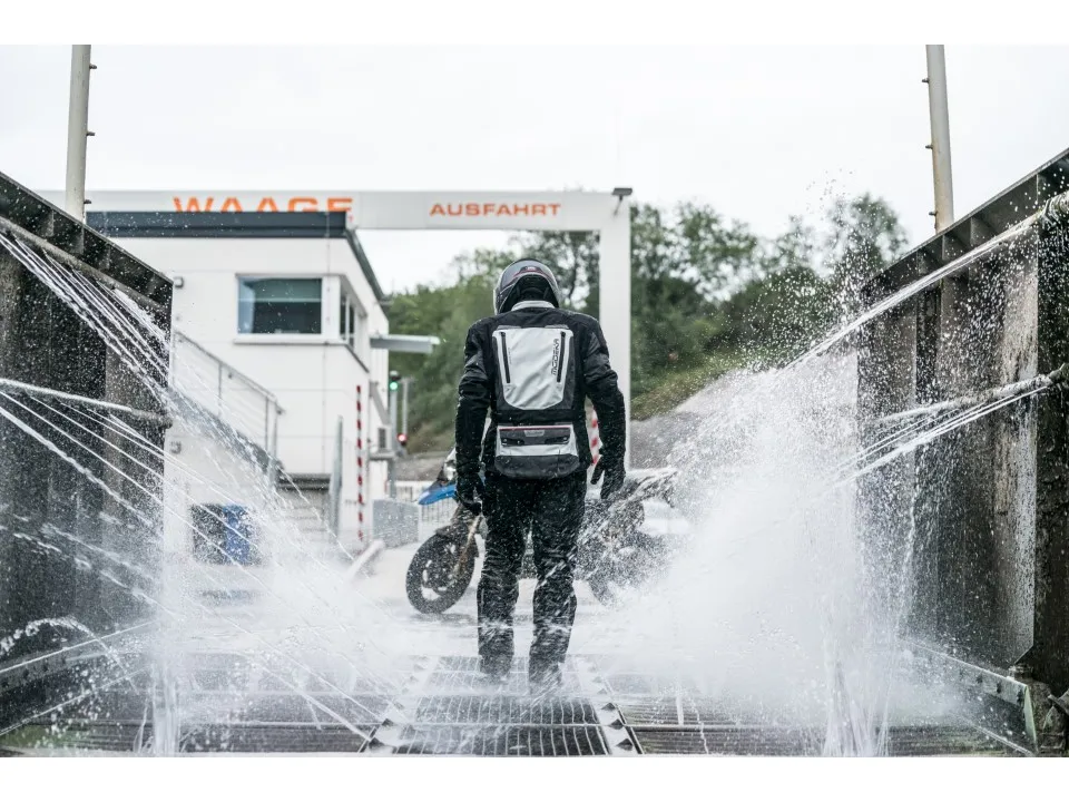 Cum să curățați combinezonul sau jacheta de piele și textile de motociclist?